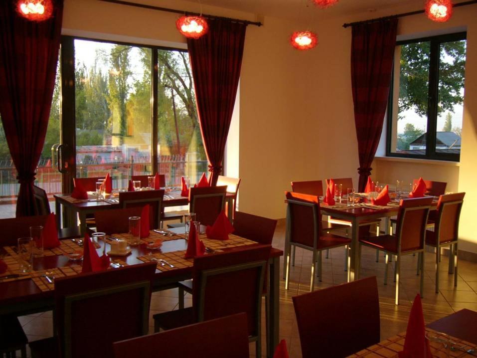 Amir Hotel Karakol Kültér fotó