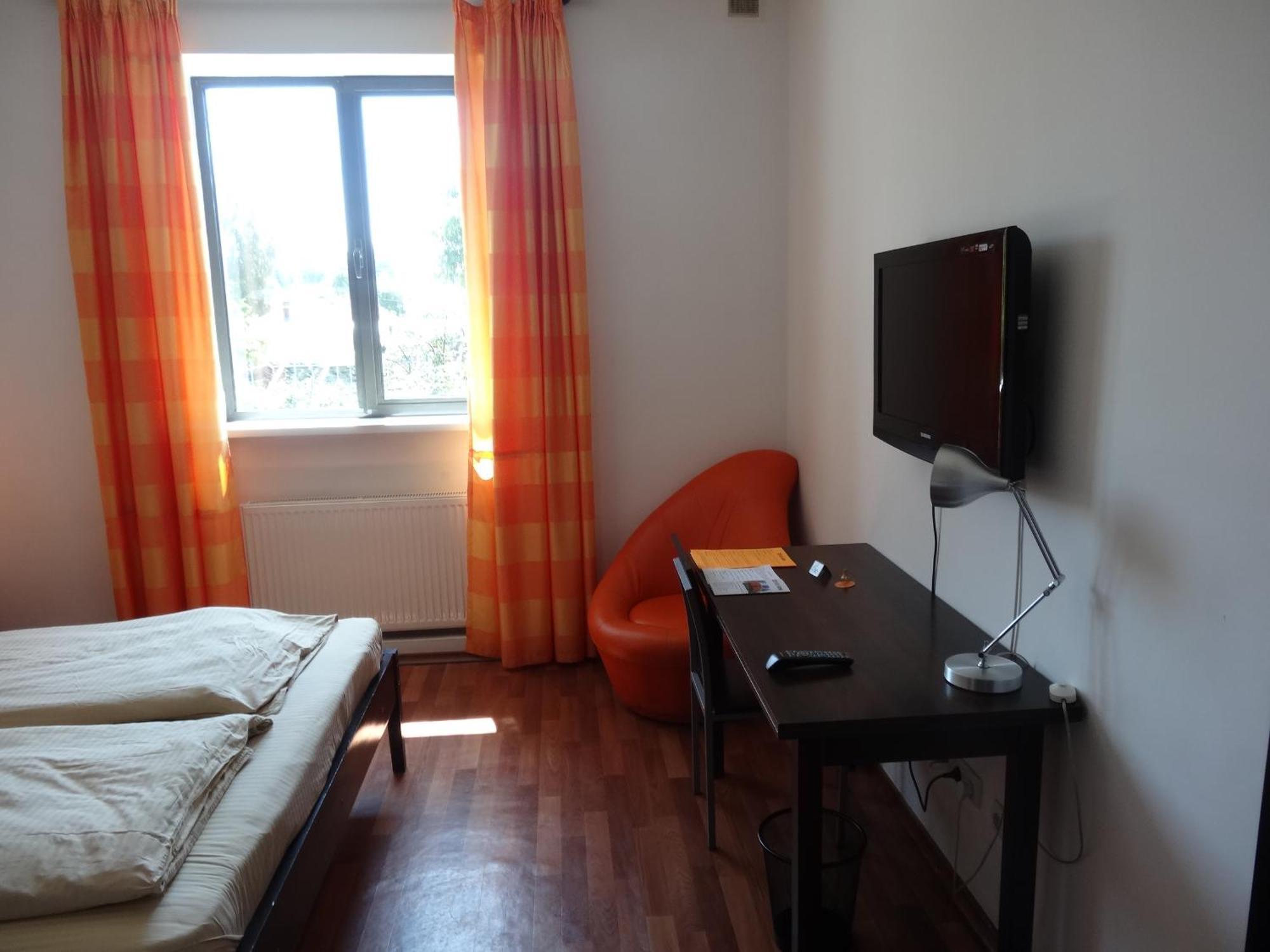 Amir Hotel Karakol Szoba fotó