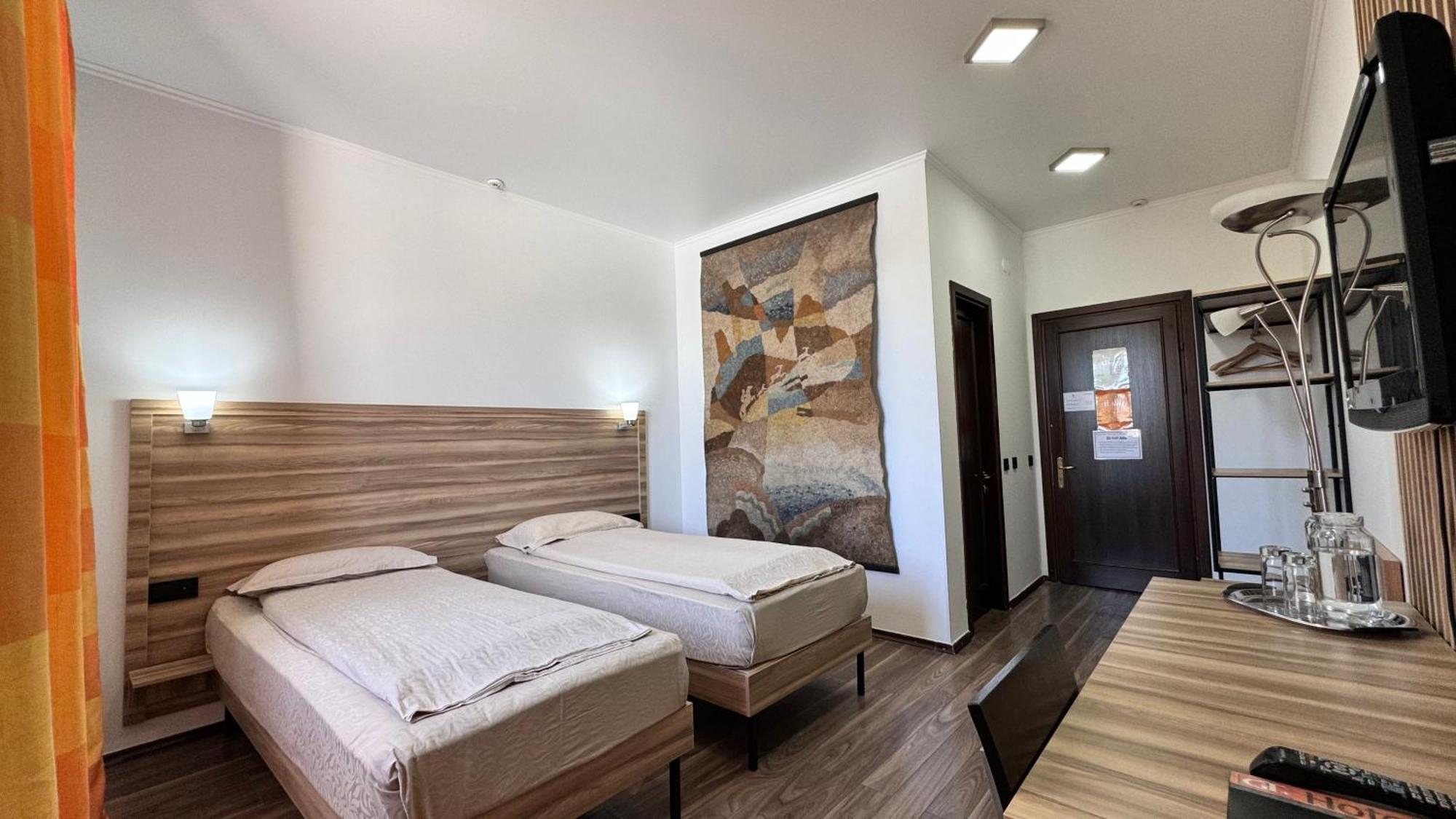 Amir Hotel Karakol Kültér fotó