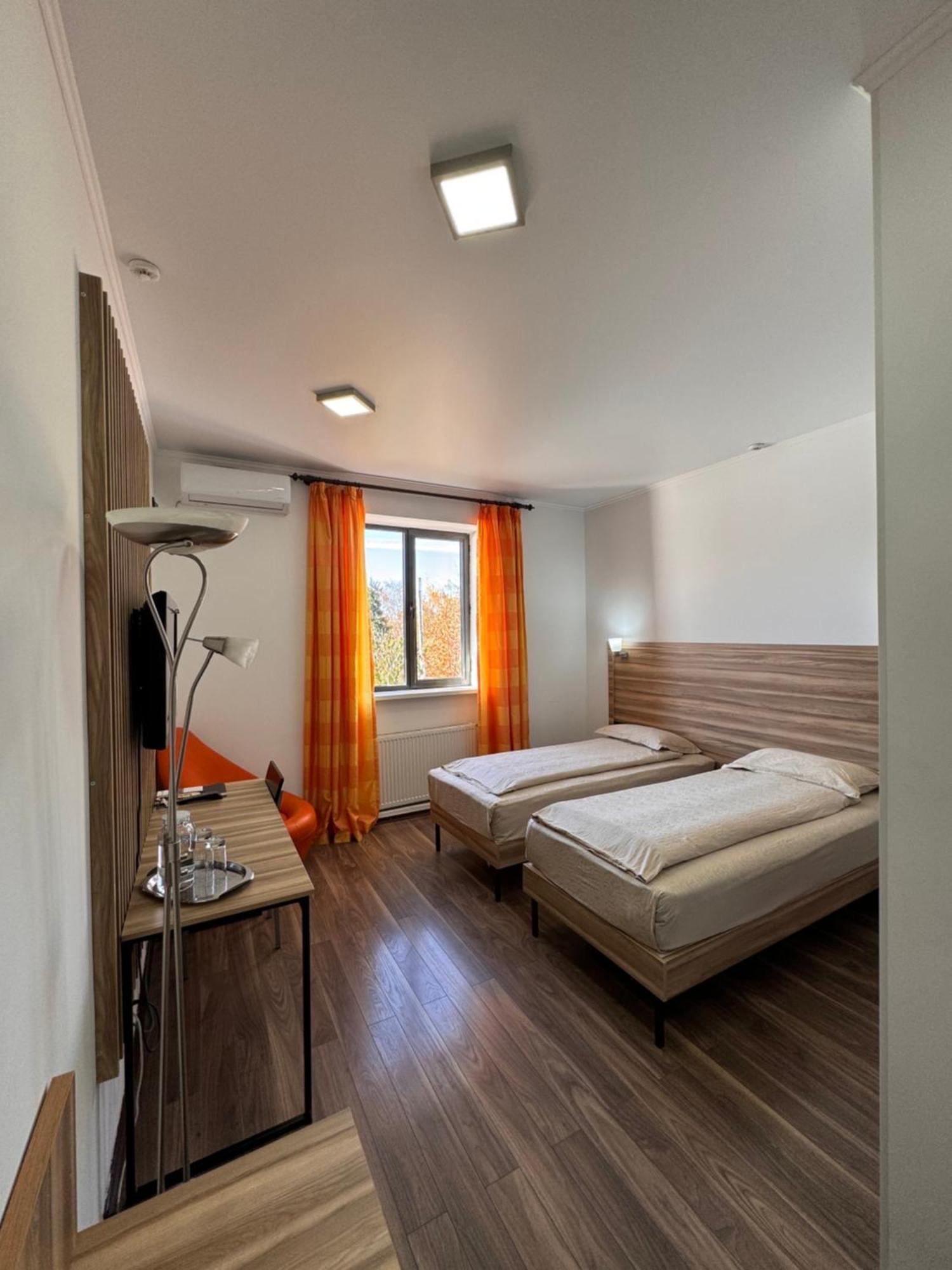Amir Hotel Karakol Kültér fotó