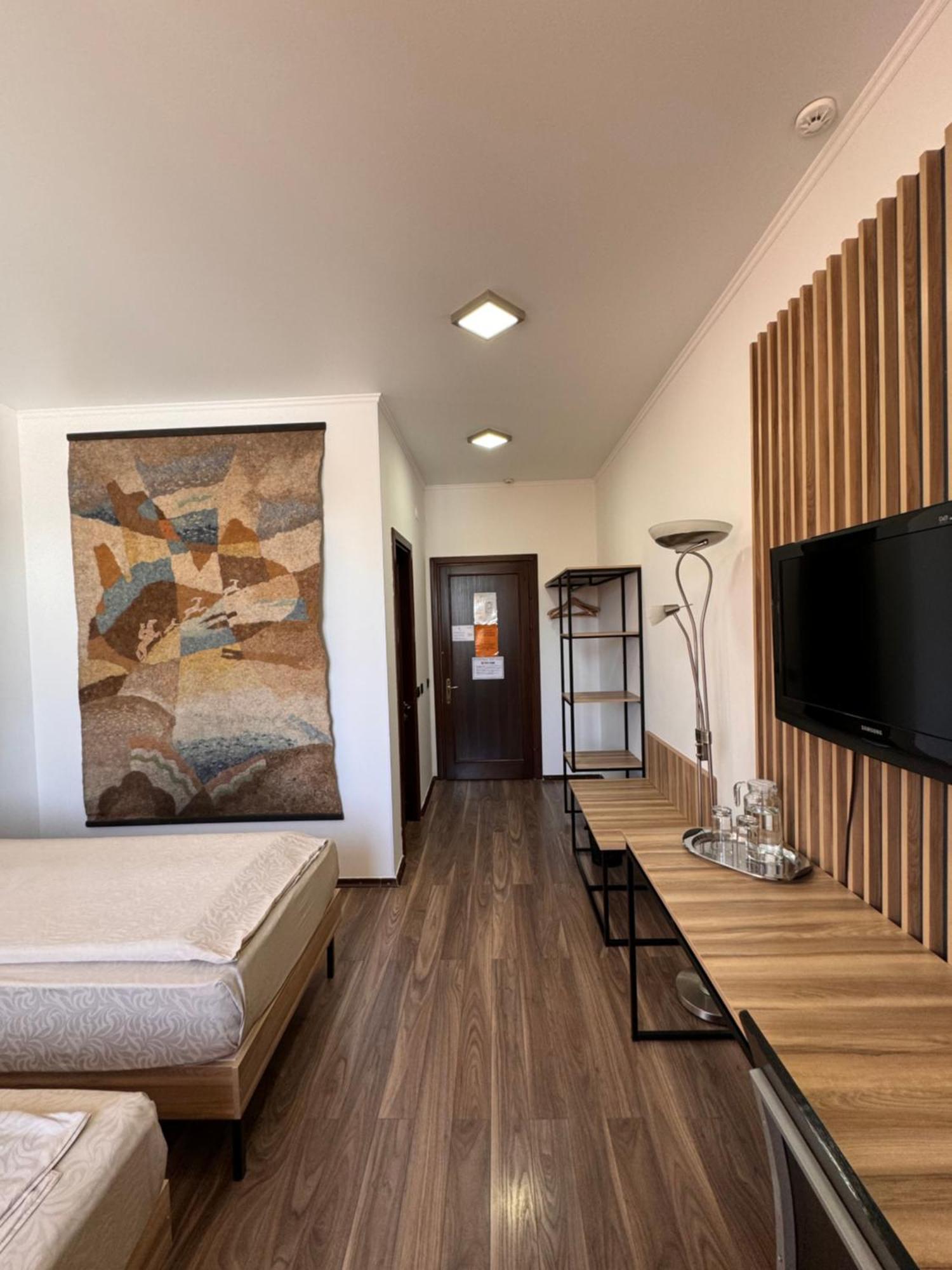 Amir Hotel Karakol Kültér fotó