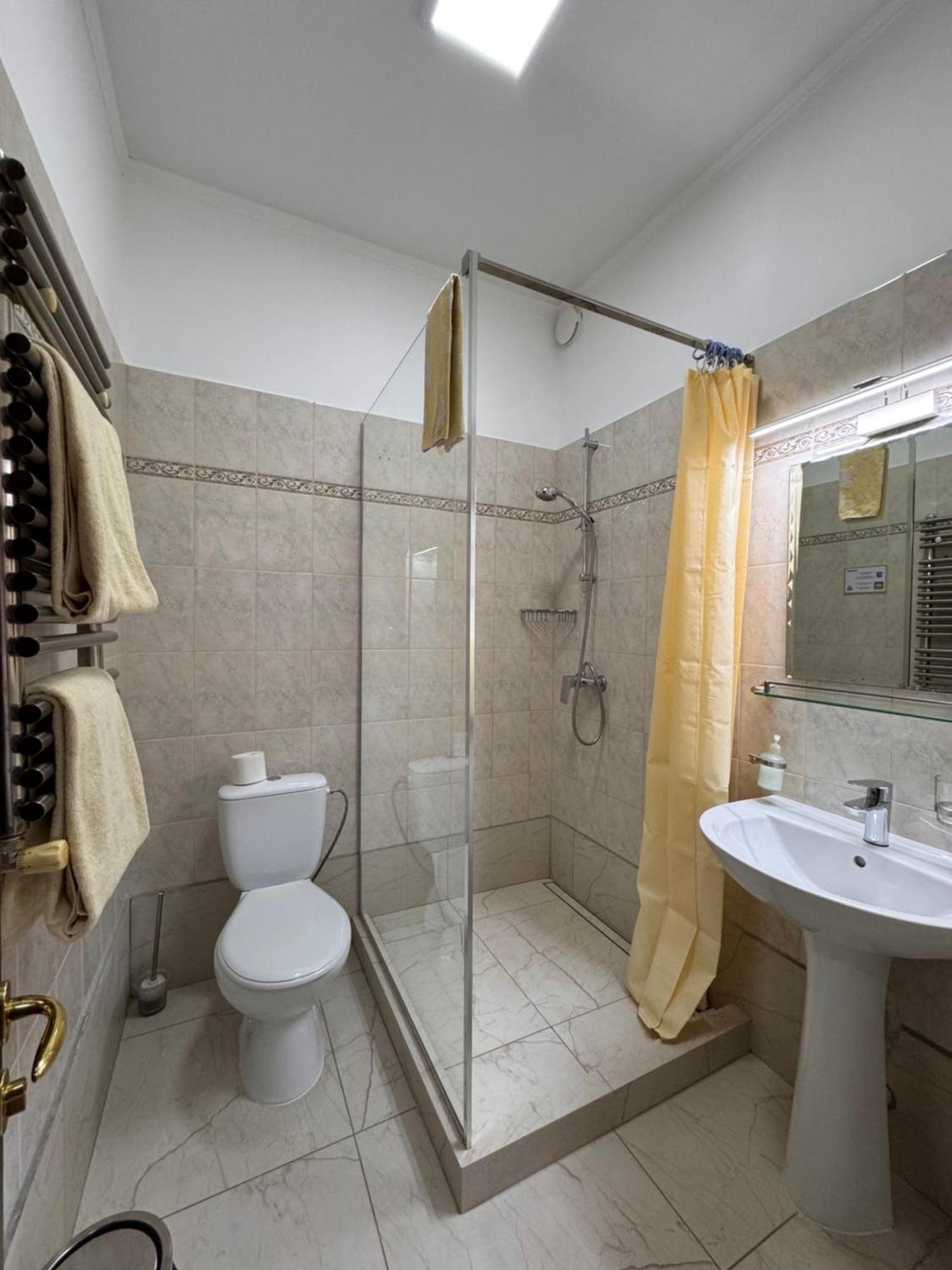 Amir Hotel Karakol Kültér fotó