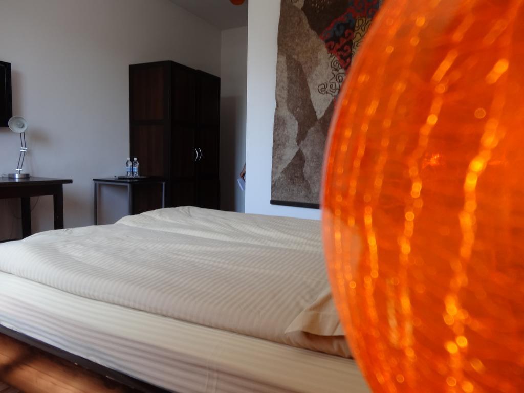Amir Hotel Karakol Szoba fotó