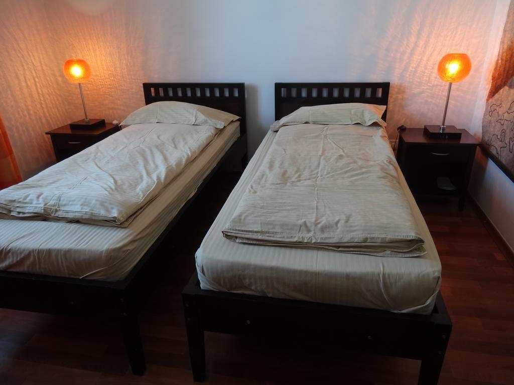 Amir Hotel Karakol Szoba fotó
