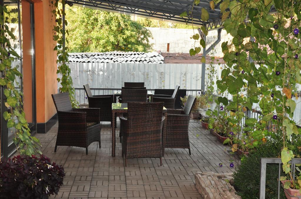 Amir Hotel Karakol Kültér fotó