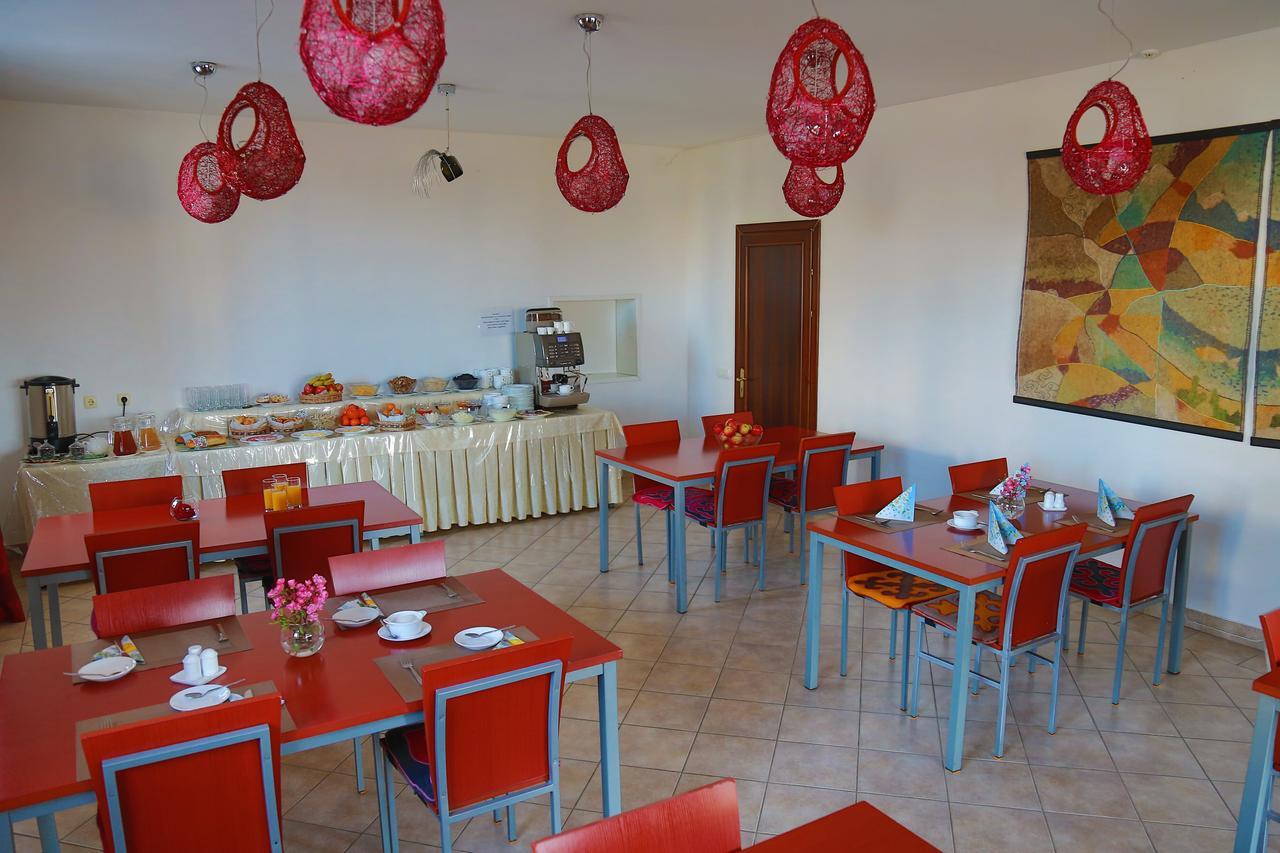 Amir Hotel Karakol Kültér fotó