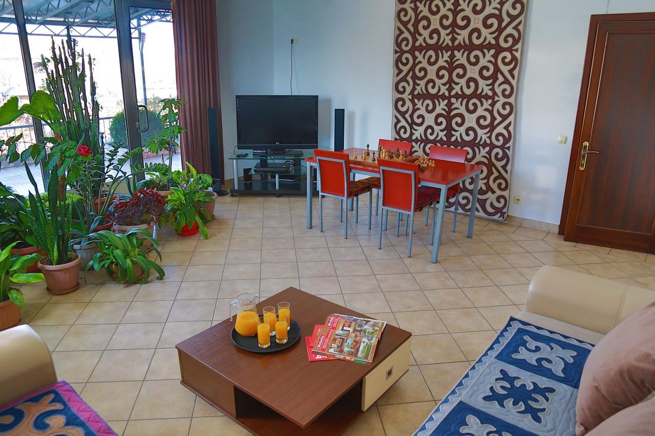 Amir Hotel Karakol Kültér fotó