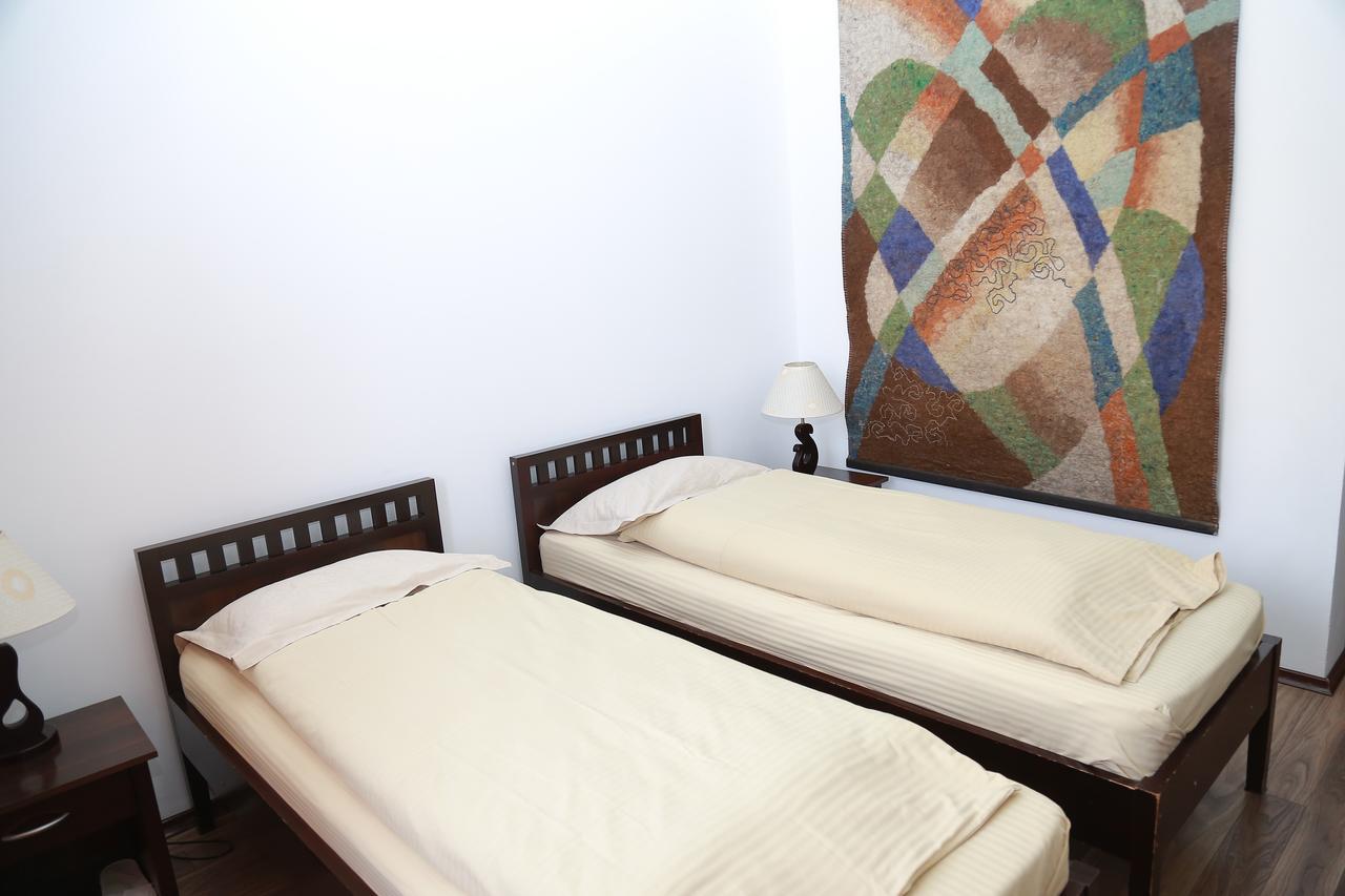 Amir Hotel Karakol Kültér fotó