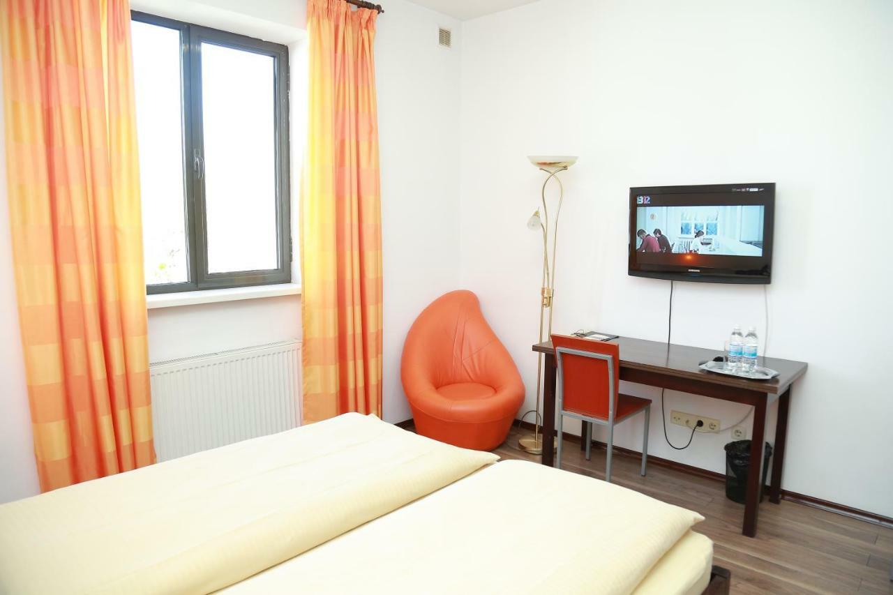 Amir Hotel Karakol Kültér fotó